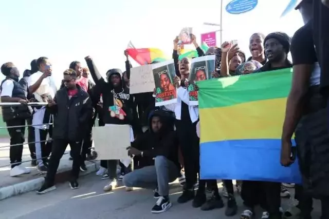 Gabonlu Dina'ya hayatı zehretmişler