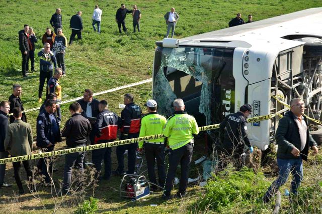 İşçi servisi şarampole uçtu: 3 ölü, 31 yaralı