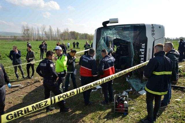 İşçi servisi şarampole uçtu: 3 ölü, 31 yaralı
