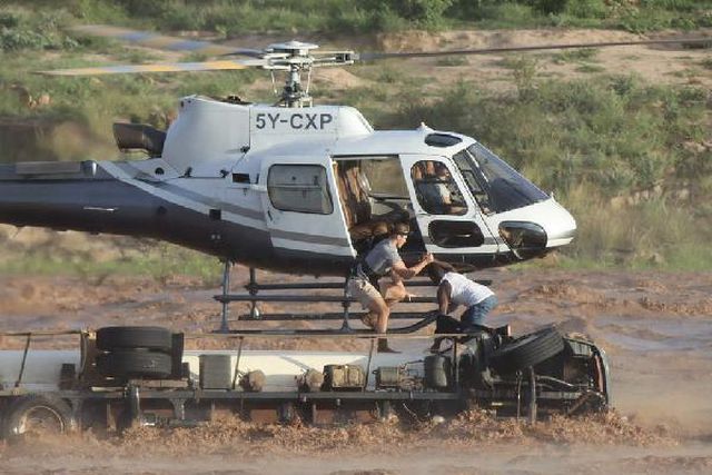 Kenya'da sel sularında mahsur kalan sürücü 6 saat sonra helikopterle kurtarıldı