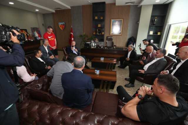 Bakan Hulisi Akar'dan Kayserisporlu Kolovetsios'a büyük sürpriz! Yunan Bakan ile görüştürdü