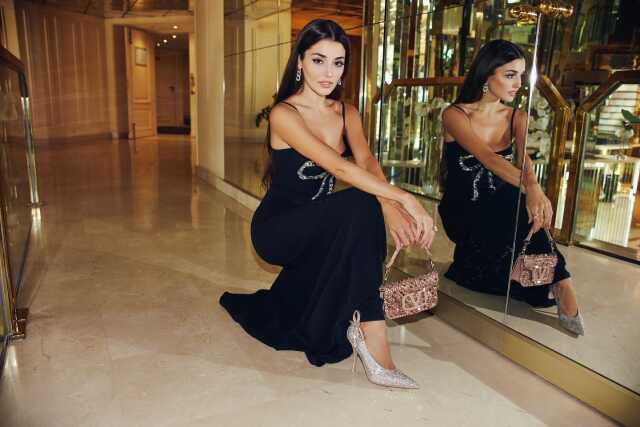 Hande Erçel'in Cannes'da giydiği siyah kombinin 881 bin TL olduğu ortaya çıktı