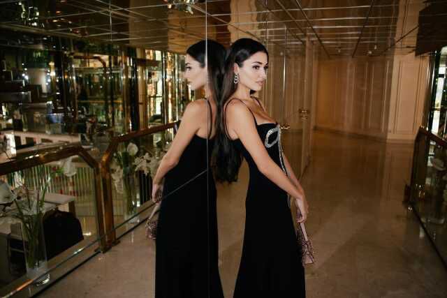 Hande Erçel'in Cannes'da giydiği siyah kombinin 881 bin TL olduğu ortaya çıktı