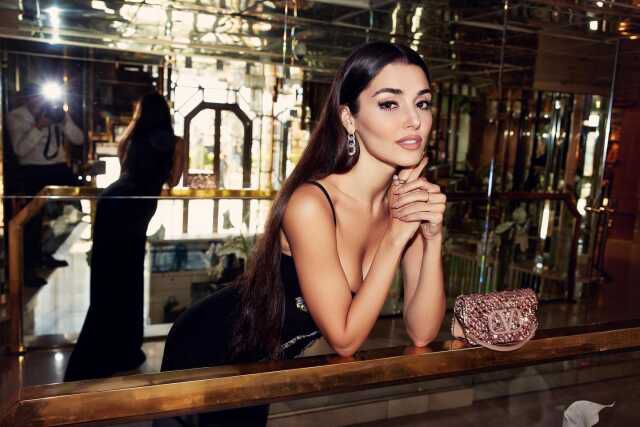 Hande Erçel'in Cannes'da giydiği siyah kombinin 881 bin TL olduğu ortaya çıktı