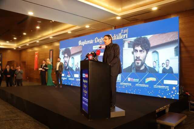 Ünlü oyuncu Hakan Boyav, Yılın Dizi Oyuncusu Ödülü'nü Haberler.com ve Sondakika.com kurucusu Ekrem Teymur'un elinden aldı