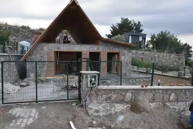 Husumetli olduğu kişiyi para meselesi nedeniyle öldürüp ateşe verdi