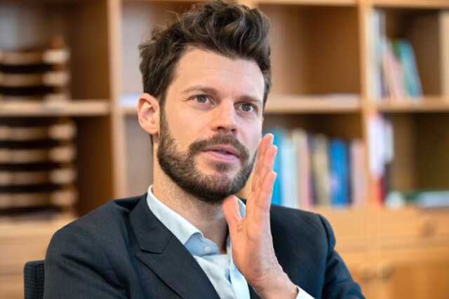 Norveç Kızıl Parti Başkanı Björnar Moxnes gözlük çaldığı için gözaltına alındı