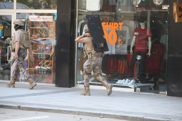 Birlikte yaşadığı kadını rehin alan kişiyi, Özel Harekat polisleri etkisiz hale getirdi