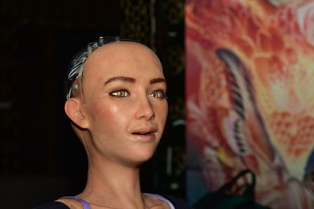 Suudi Arabistan'dan vatandaşlık alan robot Sophia Antalya'da tanıtıldı