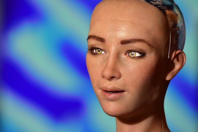 Suudi Arabistan'dan vatandaşlık alan robot Sophia Antalya'da tanıtıldı
