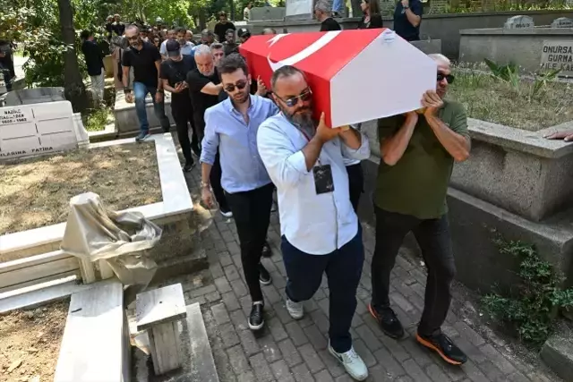 Son veda! Özkan Uğur, Karacaahmet Mezarlığı'na defnedildi