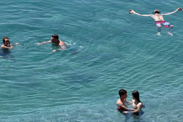 Deniz sıcaklığının bile 26 dereceye çıktığı tatil kentinde, hafta sonuna rağmen sahiller dolmadı