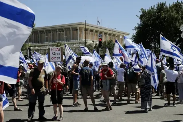İsrail'de eylemler hız kazandı! Bu kez Meclis çevresi karıştı, polis kalabalığı zaptedemiyor