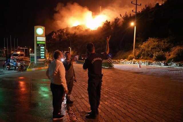 Seydikemer'deki orman yangınını söndürme çalışmaları sürüyor