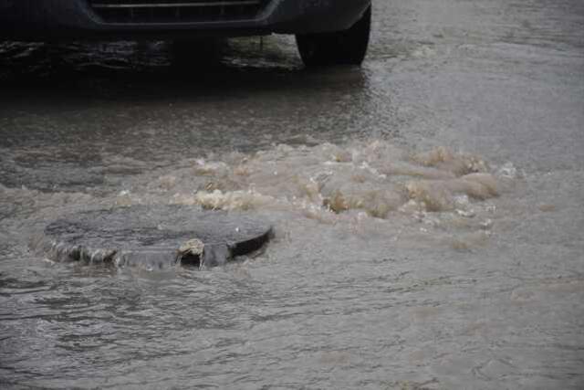 Kars'ta sağanak ve dolu nedeniyle ev ve iş yerlerini su bastı