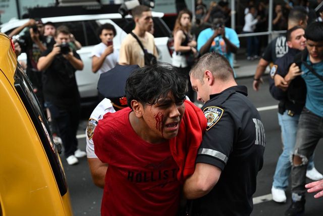 New York'ta Hediye Dağıtımı Etkinliğinde Polis ile Gençler Arasında Arbede