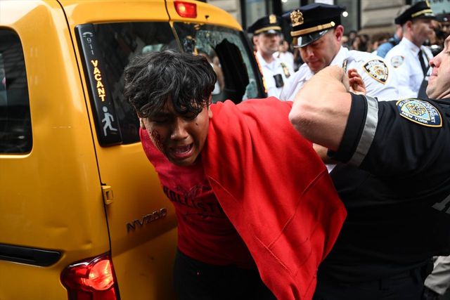 New York'ta Hediye Dağıtımı Etkinliğinde Polis ile Gençler Arasında Arbede