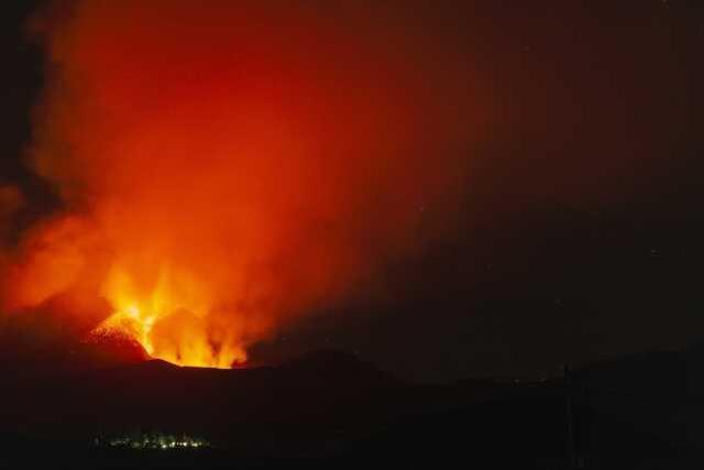İtalya'nın Sicilya Adası'ndaki Etna Yanardağı Faaliyete Geçti