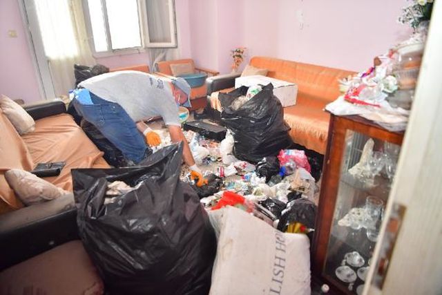 Adana'da bir daireden 20 ton çöp çıkarıldı, ev sahibi 'Yapmayın, bunlar yılların emeği' diyerek direndi