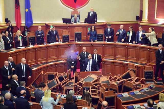 Arnavutluk Meclisinde büyük kavga! Oturumu engelleyen muhalefet milletvekilleri kürsüye sis bombası attı