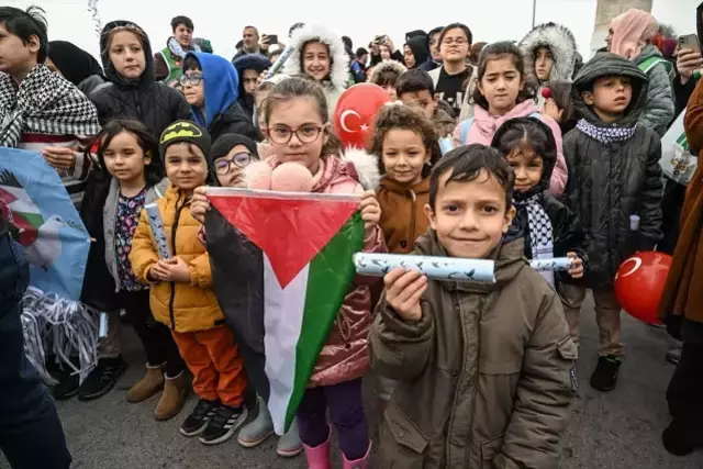 Üsküdar'da, Filistin'de ölen çocukların isimleri uçurtmaya bağlanarak uçuruldu