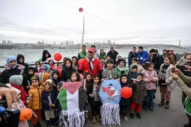 Üsküdar'da, Filistin'de ölen çocukların isimleri uçurtmaya bağlanarak uçuruldu