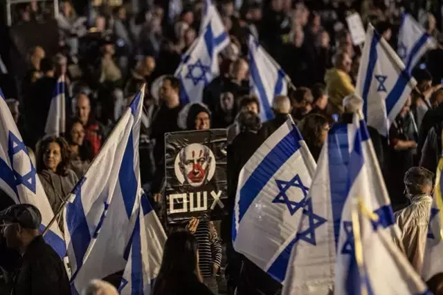 Binlerce kişi Netanyahu'nun görevi bırakmasını talep etti