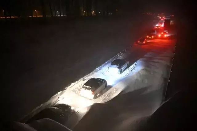 İsveç'te Yoğun Kar Yağışı: Bin Araç Mahsur Kaldı