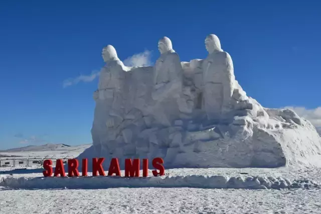Bölgeye 200 kamyonla kar taşındı! Sarıkamış şehitleri anısına yapılan kardan heykelleri görenlerin gözleri doluyor