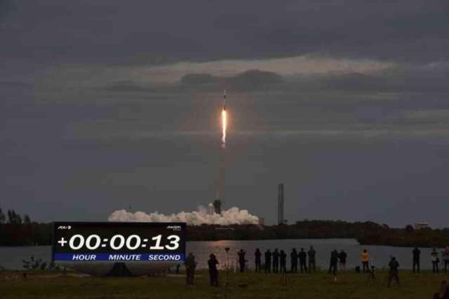 İlk Türk Astronot Alper Gezeravcı, sosyal medya hesabından uzayla ilgili kendisine gelen soruları yanıtladı