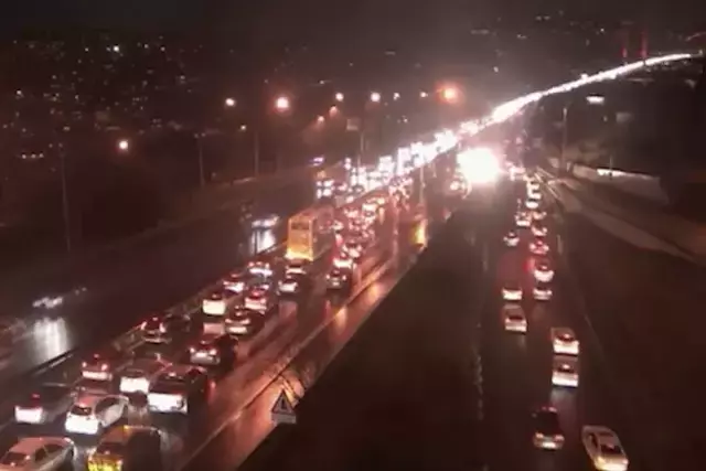 15 Temmuz Şehitler Köprüsü'nde alev alan otomobil kullanılamaz hale geldi