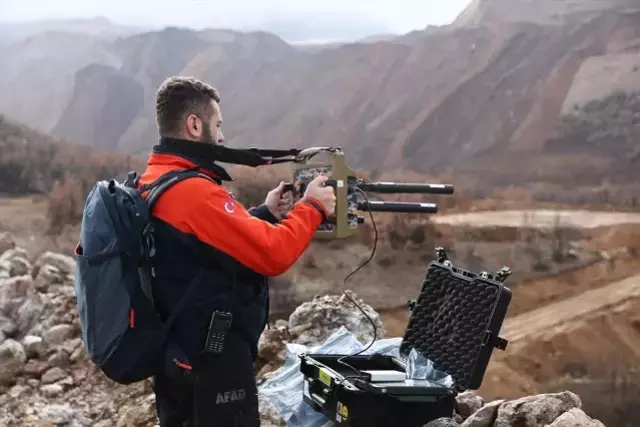 Erzincan'da maden ocağı heyelanında 3 işçinin manganez ocağında olduğu ihtimali üzerinde duruluyor