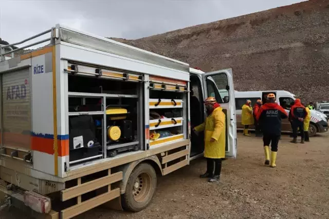 Erzincan'da maden ocağı heyelanında 3 işçinin manganez ocağında olduğu ihtimali üzerinde duruluyor