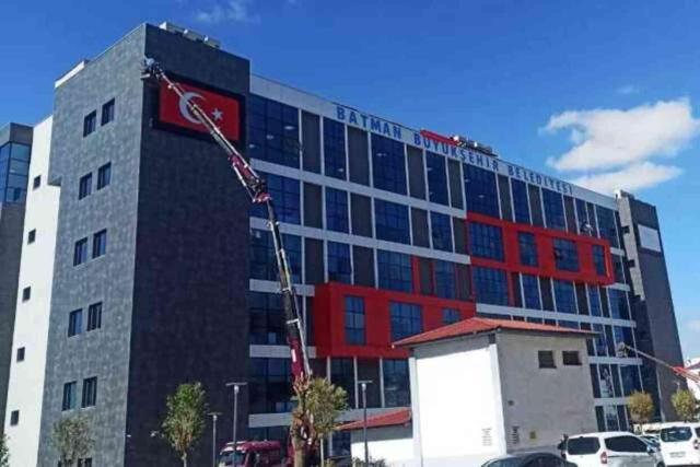 Batman Belediyesi'nden motivasyon tabelası! 'Büyükşehir' ifadesi sosyal medya yorumları sonrası perdeyle kapatıldı