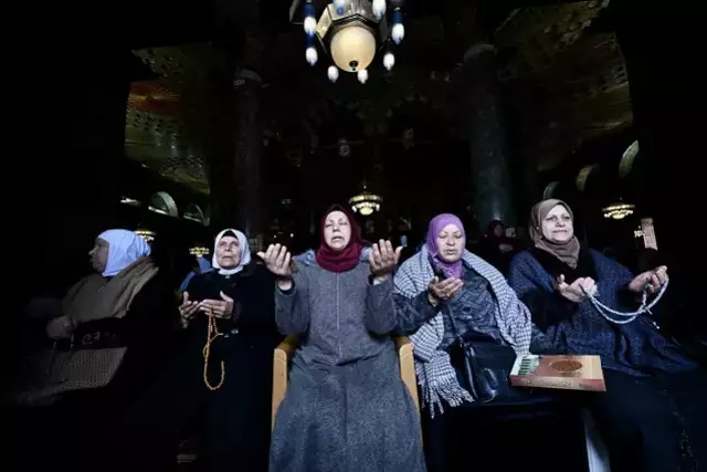 İsrail'in engellemelerine rağmen 80 bin Filistinli, ramazan ayının ilk cuma namazını Mescid-i Aksa'da kıldı