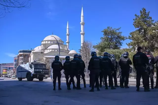 Van'da DEM Parti Eş Genel Başkanlarına Polis Müdahalesi