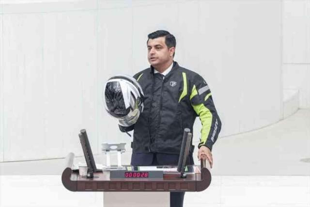 CHP'li vekil kask takıp motokurye kıyafeti giydi, AK Partililer tepki gösterdi: Şov yapıyorsun