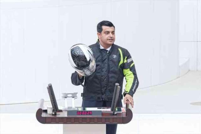 CHP'li vekil kask takıp motokurye kıyafeti giydi, AK Partililer tepki gösterdi: Şov yapıyorsun