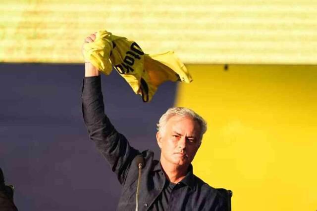 Kadıköy'de tarihi imza! Mourinho, resmen Fenerbahçe'de