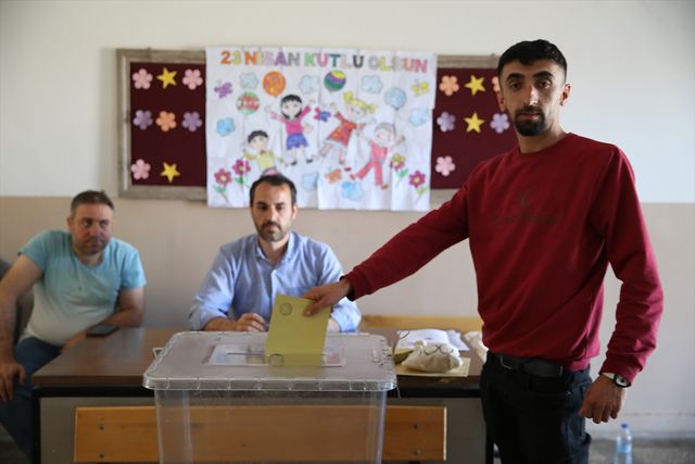 1 kişi ölmüş muhtar istifa etmişti: Yenilenen seçimde sadece 8 kişi oy kullandı