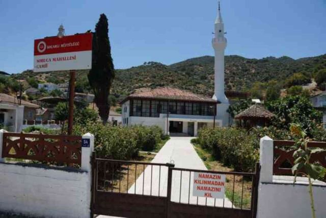 Namaz kılmaya gelmeyen cemaate cami imamından tabelalı sitem: Namazın kılınmadan namazını kıl