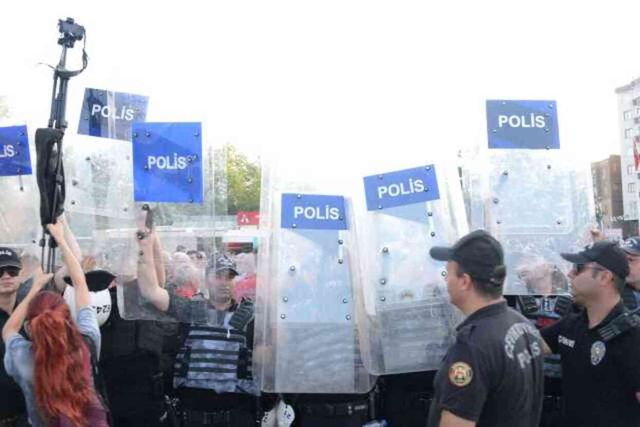 DEM Partililerin basın açıklamasında TSK'ya çirkin sözler! Emniyet amirinden jet hızında müdahale