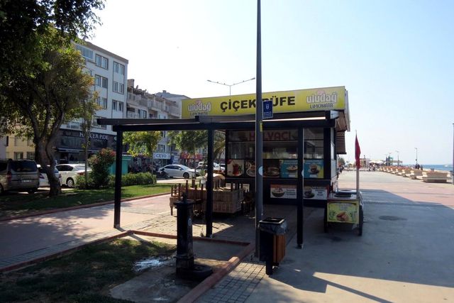 Gelen hesaba sinirlenen müşteri büfe sahibini kalbinden bıçaklayarak öldürdü