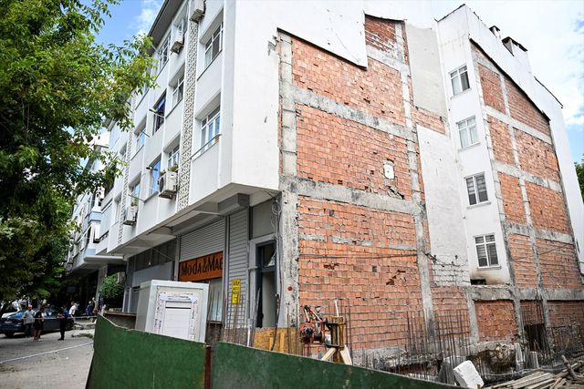 5 katlı bina durup dururken çatlamaya başladı, apartmandakiler çıplak ayakla kendilerini sokağa attılar