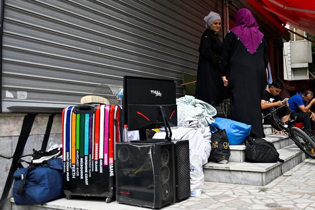 5 katlı bina durup dururken çatlamaya başladı, apartmandakiler çıplak ayakla kendilerini sokağa attılar
