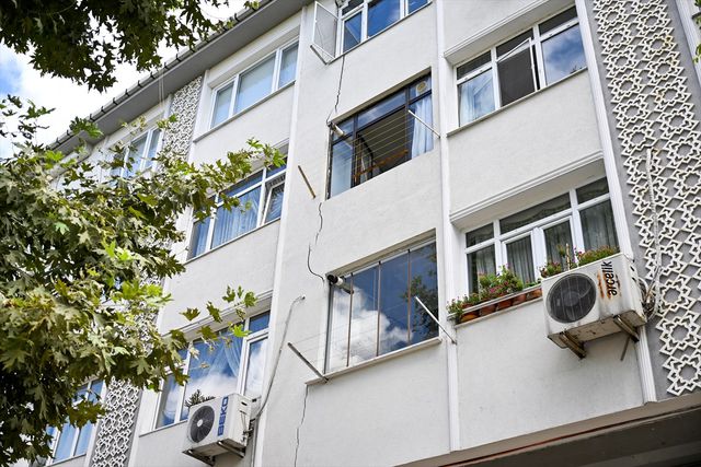 5 katlı bina durup dururken çatlamaya başladı, apartmandakiler çıplak ayakla kendilerini sokağa attılar