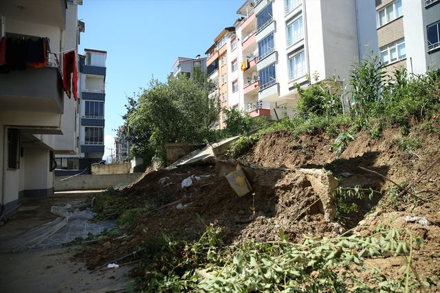 Ordu'da istinat duvarı çöktü, apartman tahliye edildi