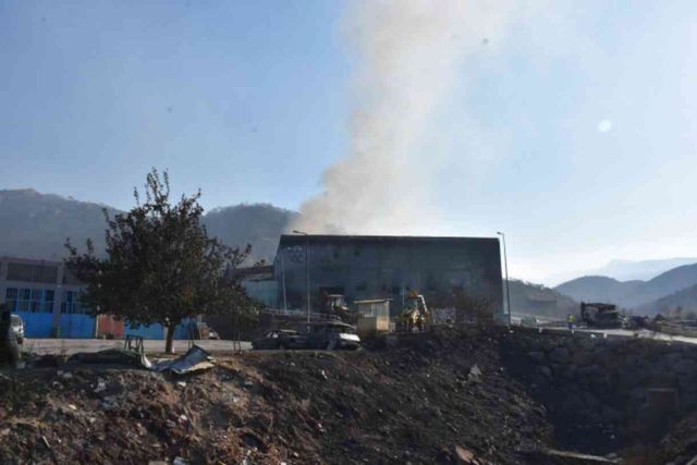 İzmir'deki Orman Yangınlarına Havadan ve Karadan Müdahale Devam Ediyor