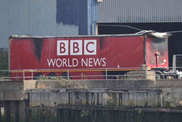 Çıplak yönetmen, çekim sırasında BBC'ye ait tırı havaya uçurdu