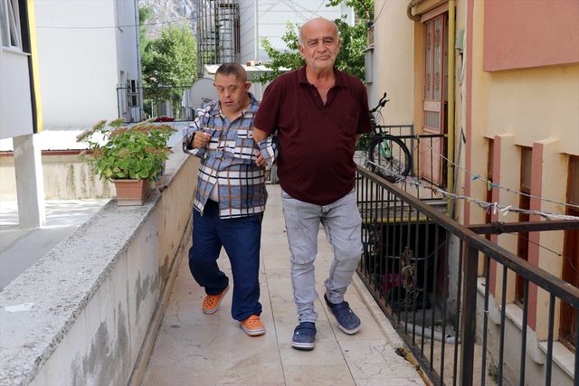 Eşinin emaneti olan Down Sendromlu kayınbiraderine 20 senedir bakıyor